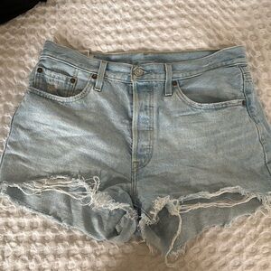 Like new levi’s denim shorts, distressed light wash